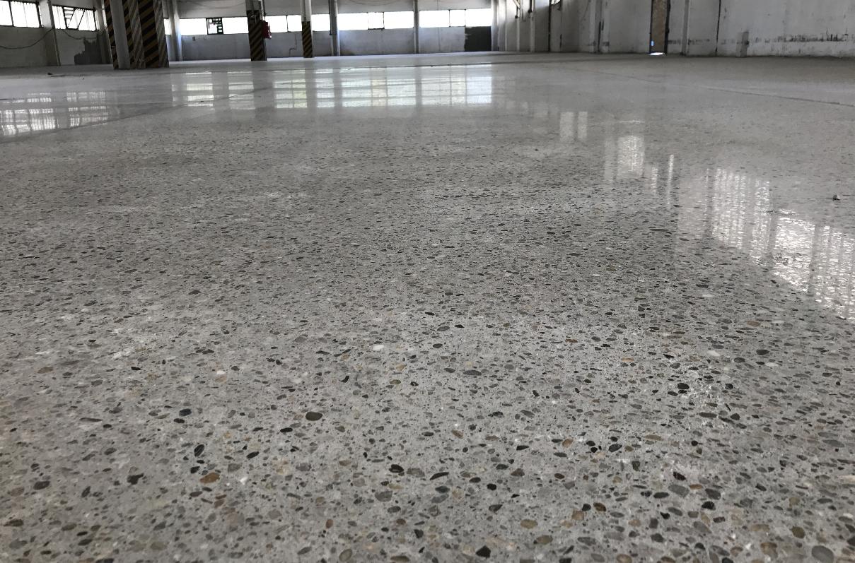 ipari csiszolt beton padló készítés
