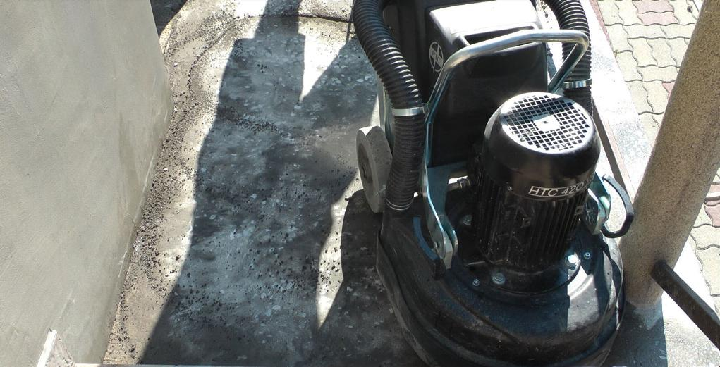 betoncsiszológép járda felújítás közben