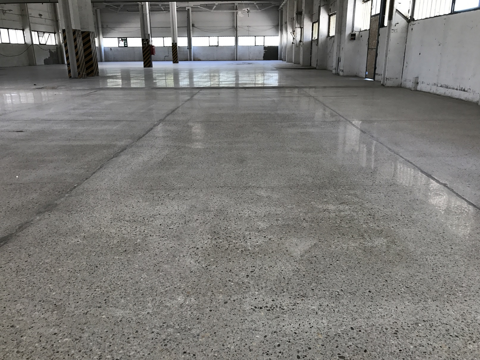 HTC Superfloor Renew betoncsiszolás, csiszolt beton, betonmarás, betonjavítás, dilatáció javítás