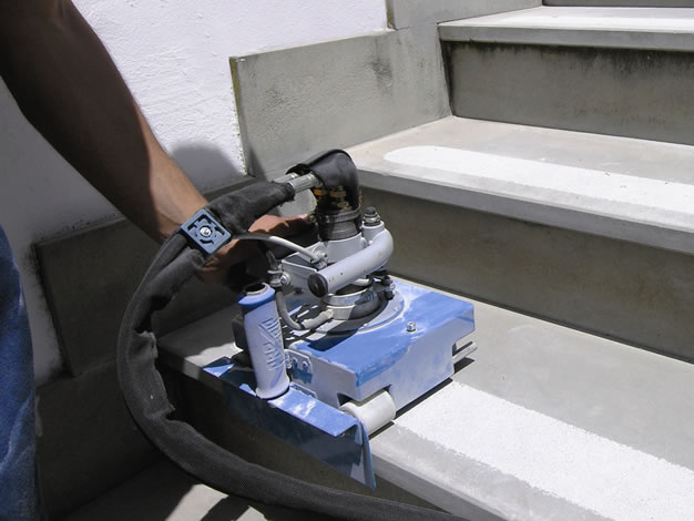 Beton lépcsőfokok csúszásmentes sávkialakítása